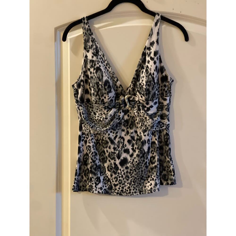 Top snake print with rhinestone snake intertwined  size Med